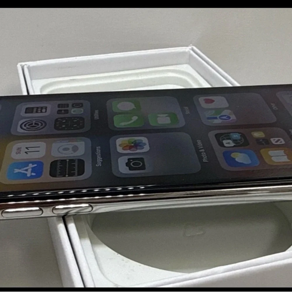Apple Smartphone 64Gb with Black and Silver Finish